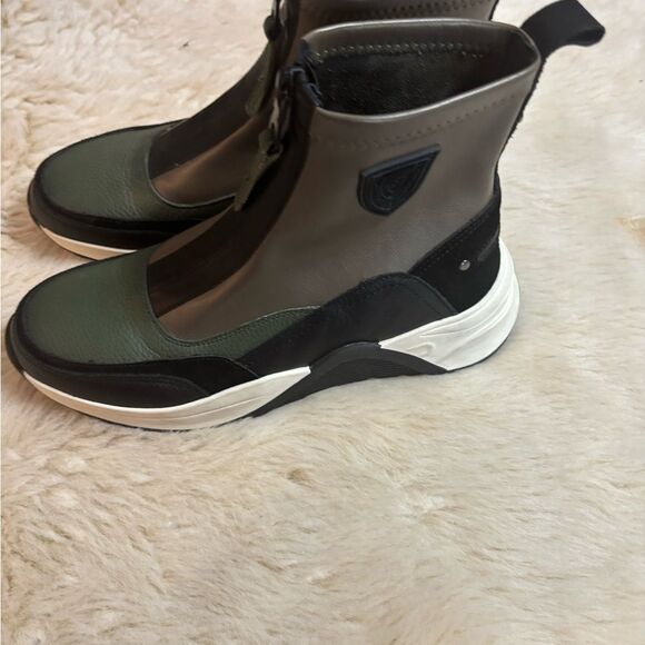 Carmela Sleek Black and Gray Boots with Modern Design - Picture 5 of 8